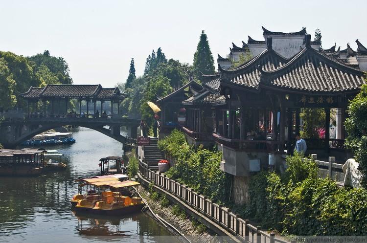 旅游跟团好，还是自己去？